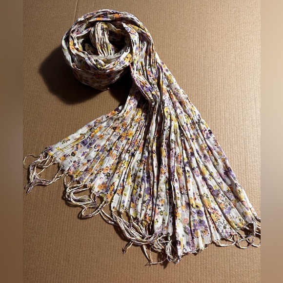 Scarf Lot. - Picture 4 of 7